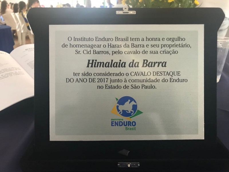 Haras da Barra recebe placa de homenagem do Instituto Enduro Brasil